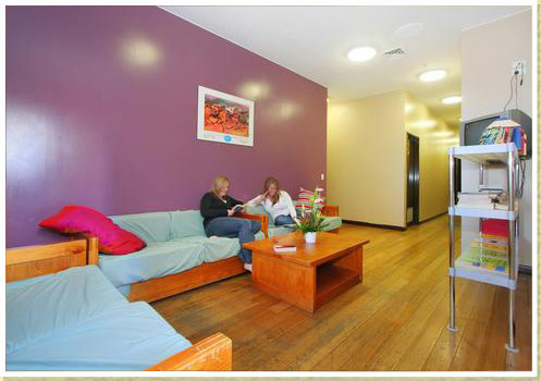 the lounge area at kingstreet backpackers in melbourne