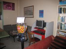 lounge area in global backpackers melbourne