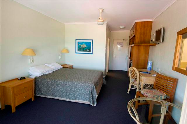 club crocodile airlie beach - queensland holiday accommodation in airlie beach long island whitsunday islands and cairns. hotels motels resorts Club Crocodile room