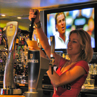 adelaidesportsbars Bar girl pouring a beer in an Adelaide sports bars