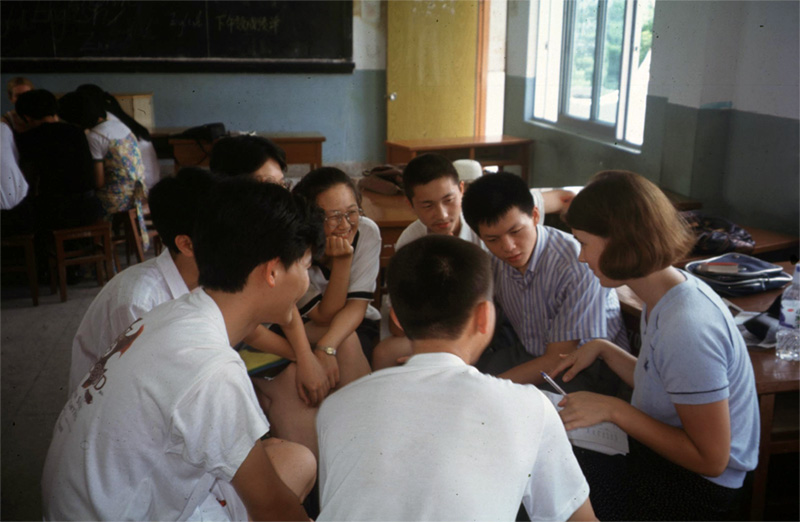 teachingenglishjobs a lady teaching english to a class of students