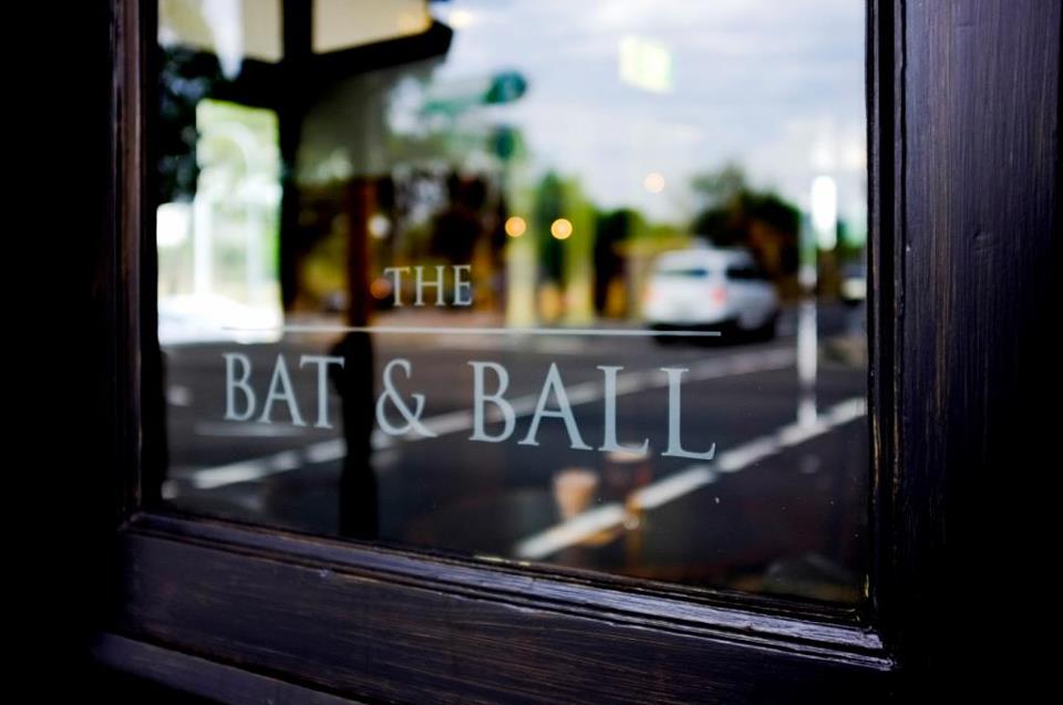 Backpacker Sports Pubs Sydney: bat and ball logo