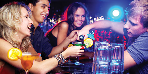 Barmax-bartender_pouring_drink barmax