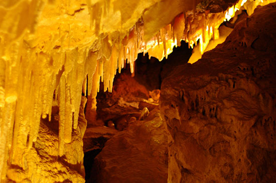 Margaret-River-Ngilgi_cave_by-gnangarra_ Perth to Margaret River Coach Tours