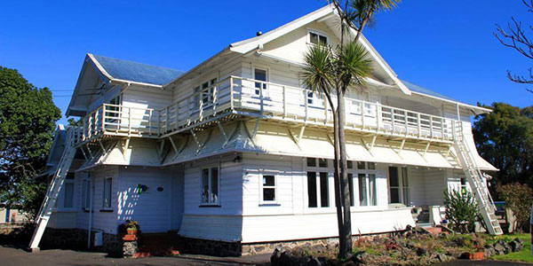 bamber-house-exterior-auckland hostels in auckland