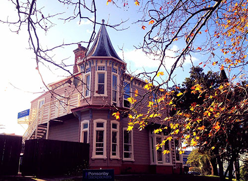 hostels in auckland