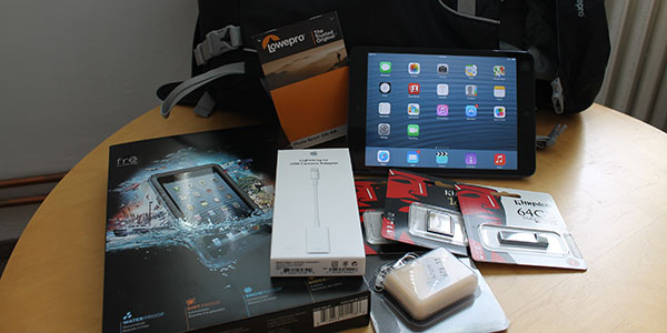 travel-essentials-el-padawan table with travel essentials