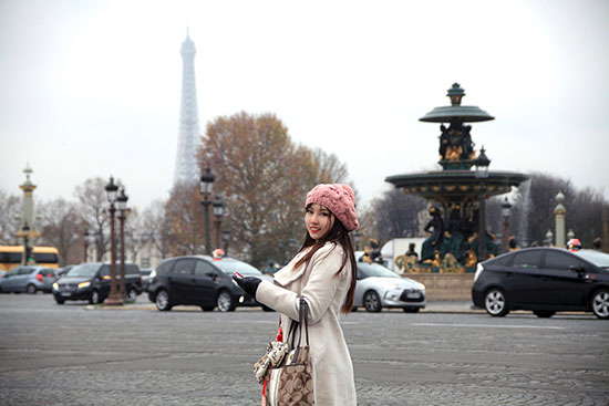 girls standing in front of eiffel tower