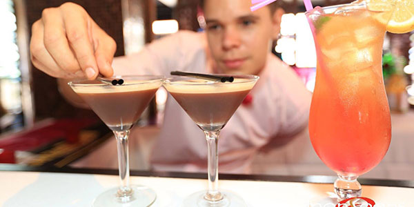 night-out-in-darwin barman making cocktails