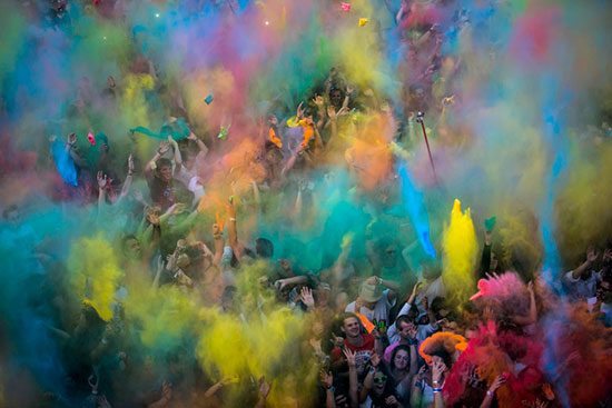 throwing powder paint at szigets festival