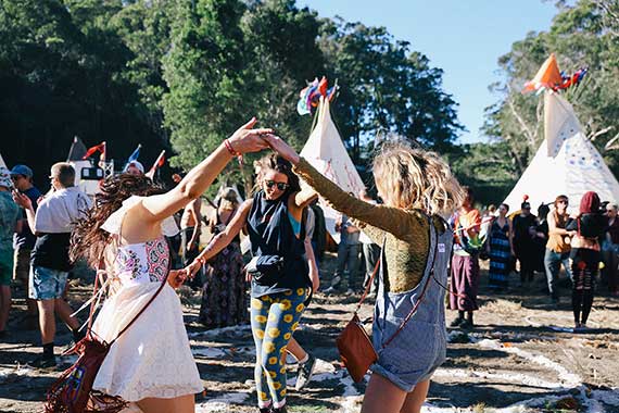 girls dancing in a circle at splendour in the grass