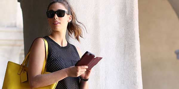 hero-strada-D women with phone case