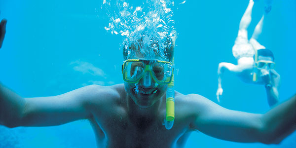 Contiki-Great-Barrier-Reef snorkelling in the great barrier reef