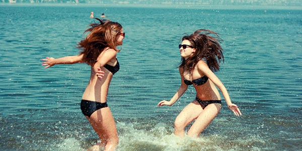 girls-jumping-in-the-sea girls jumping in the sea