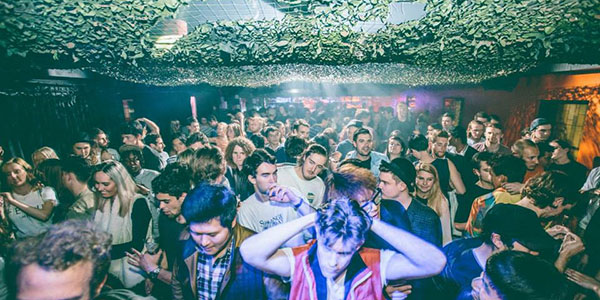 novel-gig crowd in a club