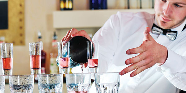 Recruitment-barman-mixing-cocktails barman pouring drinks