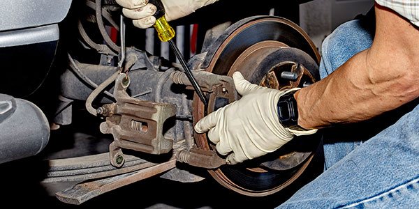 Mechanic mechanic fixing brake pads