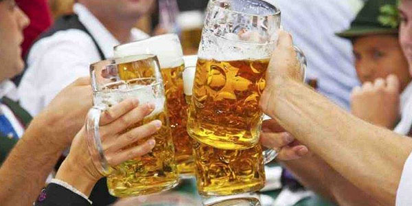 clinking-beer-oktoberfest Oktoberfest Deals