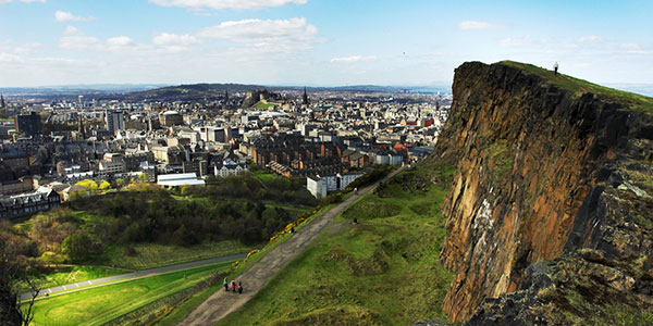 arthur's seat walking trail in scotland
