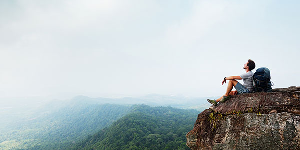 backpacker-on-edge-of-mountain travelling solo in australia