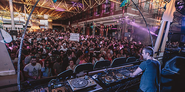 novel-smalltown-caulfield-racecourse dekmantel