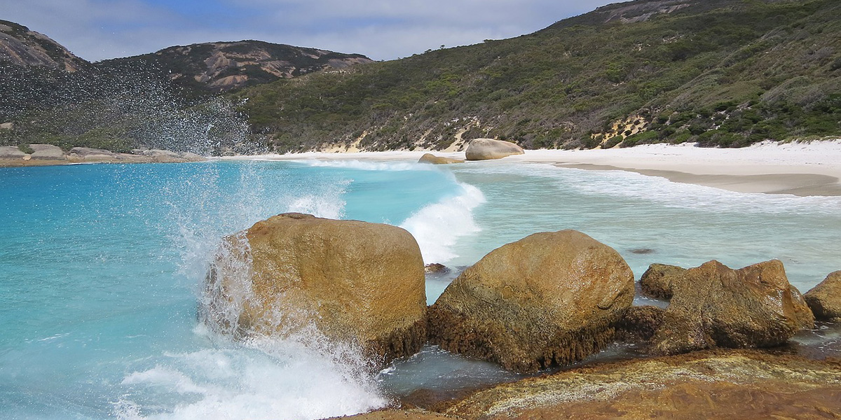 Albany to Eyre Peninsula tour Bunda Cliffs, the world’s largest, flattest, limestone plateau provide simply breathtaking vistas and the longest continuous cliffs in the world.