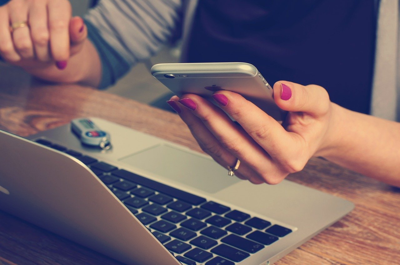 Ways to Find an Online Job While Traveling Ways to Find an Online Job While Traveling