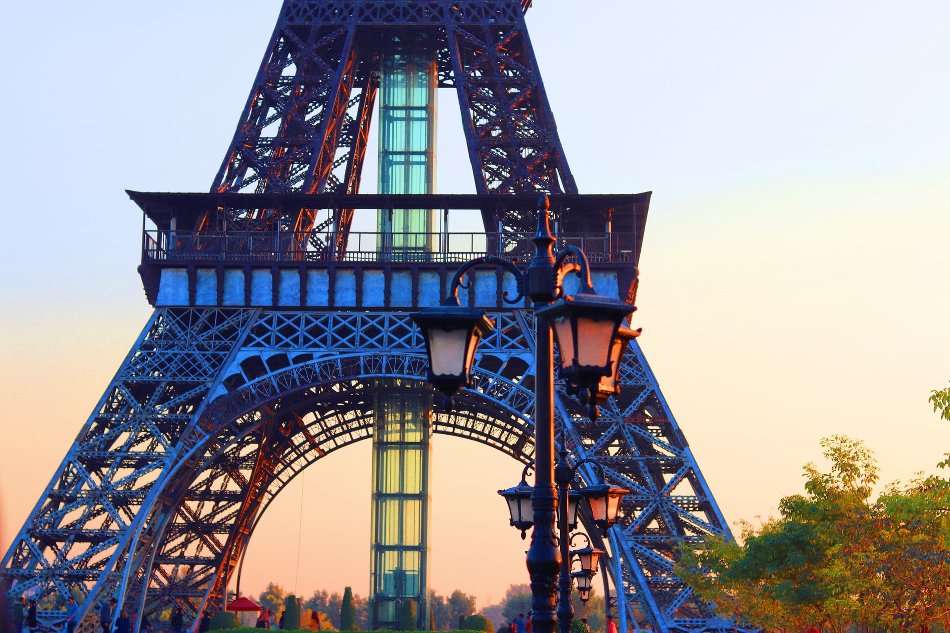Eifal Tower Model 5 Travel Safety Apps to Download Before Your Next Vacation