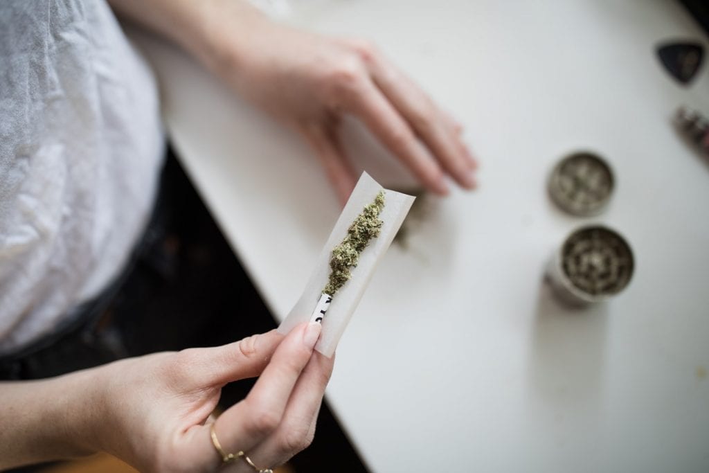 How to Consume CBD-Smoke Vs. Vape Vs. Edibles