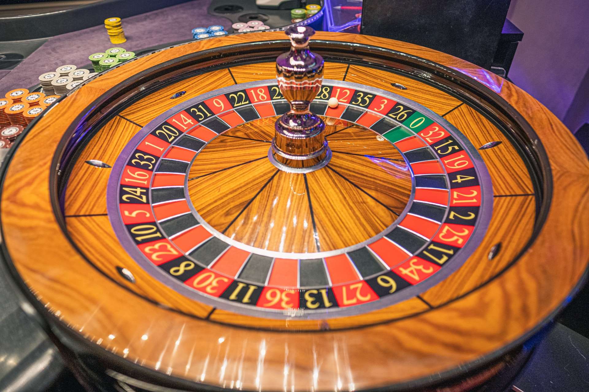 Difference Between The Live Casino And Online Casino Difference Between The Live Casino And Online Casino