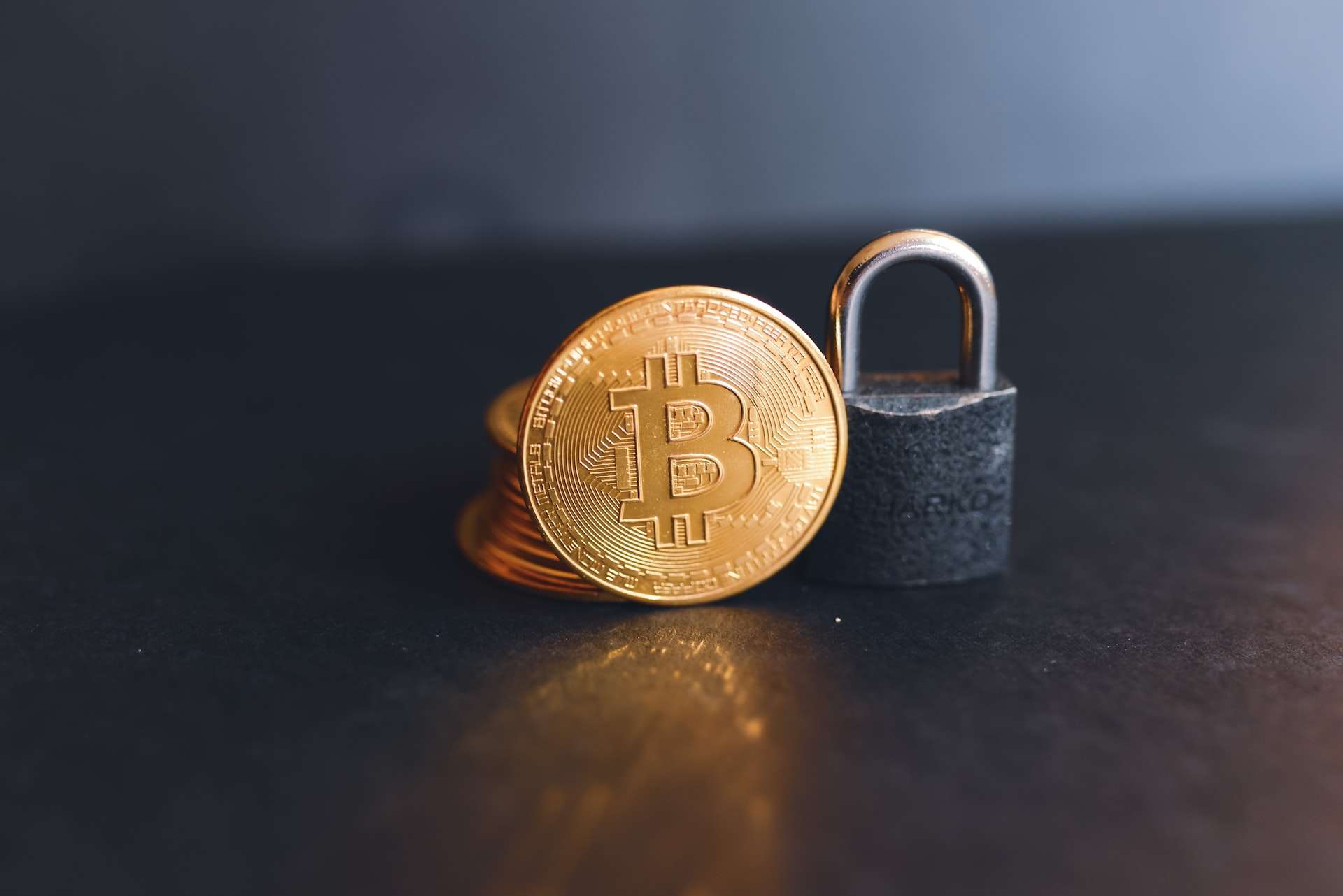 Decentralized Blockchain Technology and Bitcoin's Advantages Decentralized Blockchain Technology and Bitcoin's Advantages