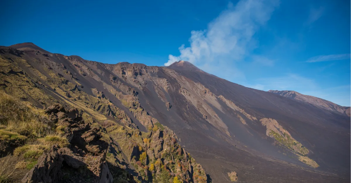 The Eruption Unfolds: Lava and Ash Take Center Stage